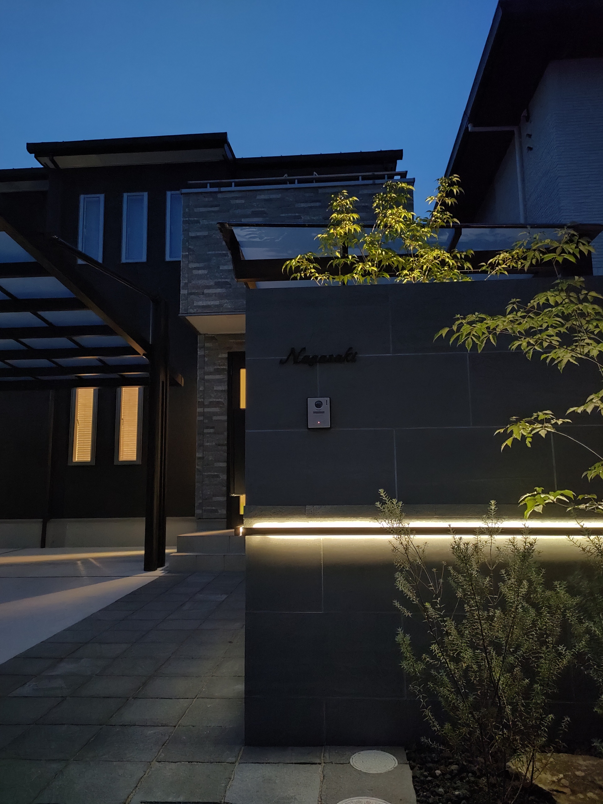 タイル門柱L字にアクセントライン　太子町N様邸夜