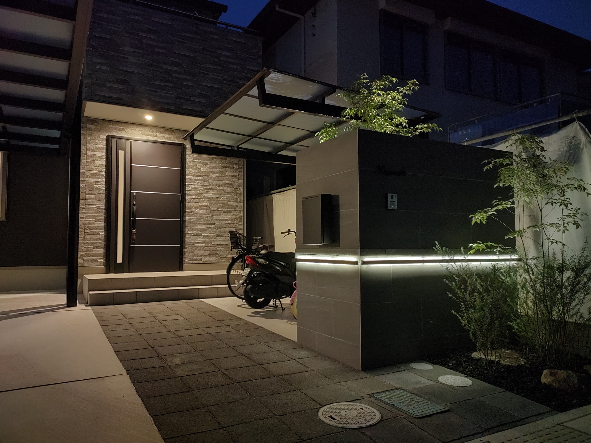 黒とグレで統一されたシンプルモダンデザイン　L字ラインライト　太子町N様邸