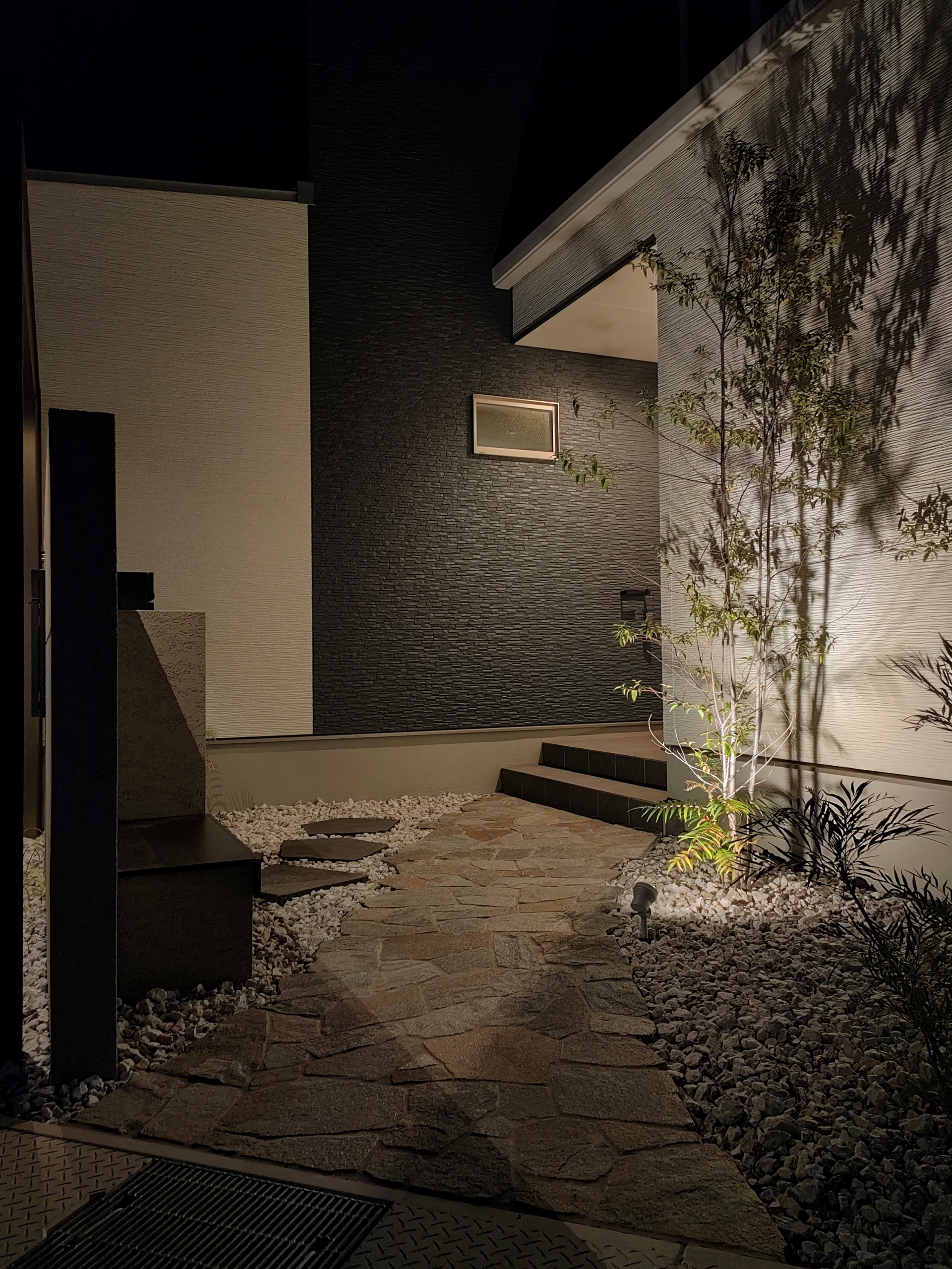 斜めアプローチ　自然石乱張り　太子町T様邸夜
