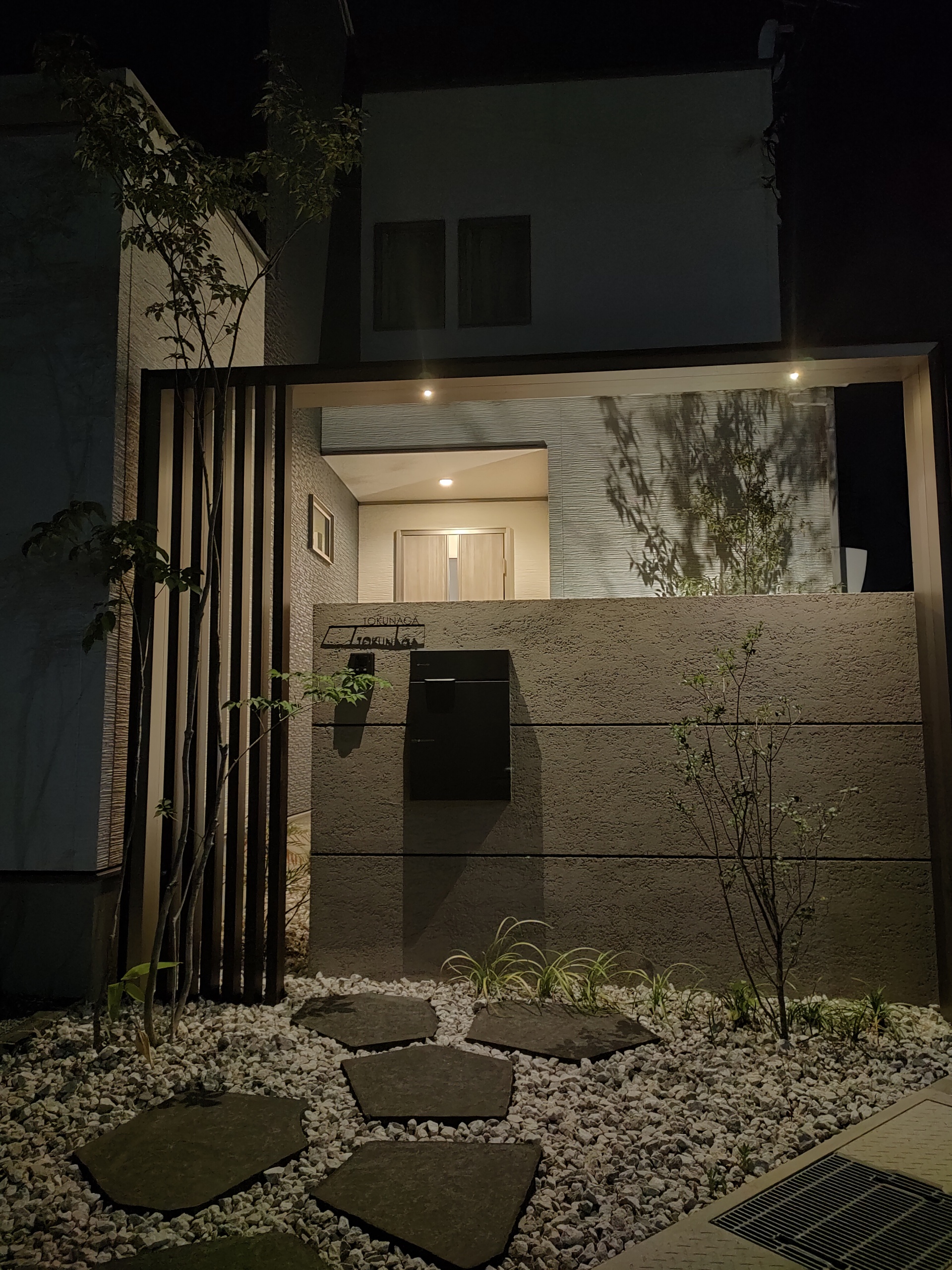 シンプルな外観に映える木調アーチデザイン　太子町T様邸夜