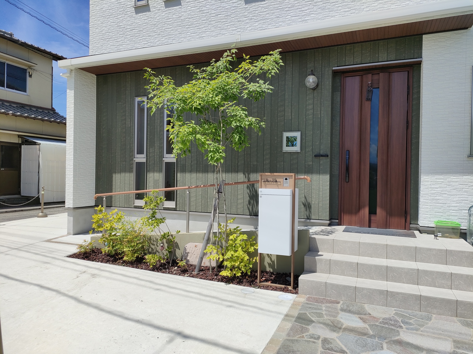 シンボルツリーのアオダモにツツジなどの低木　太子町Y様邸