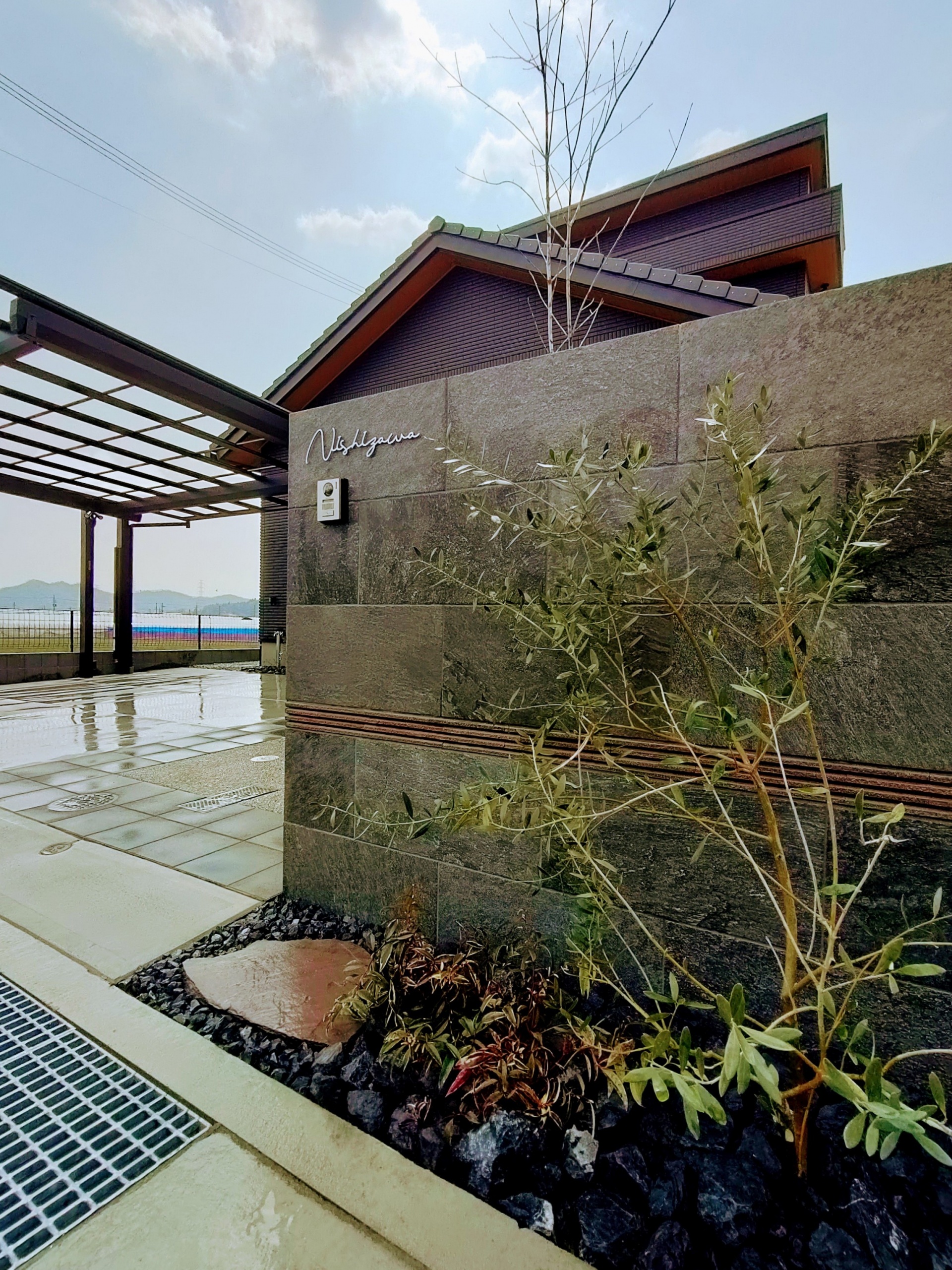 姫路市Ｎ様邸タイル張り門柱　オリーブ/レインボー岩南天