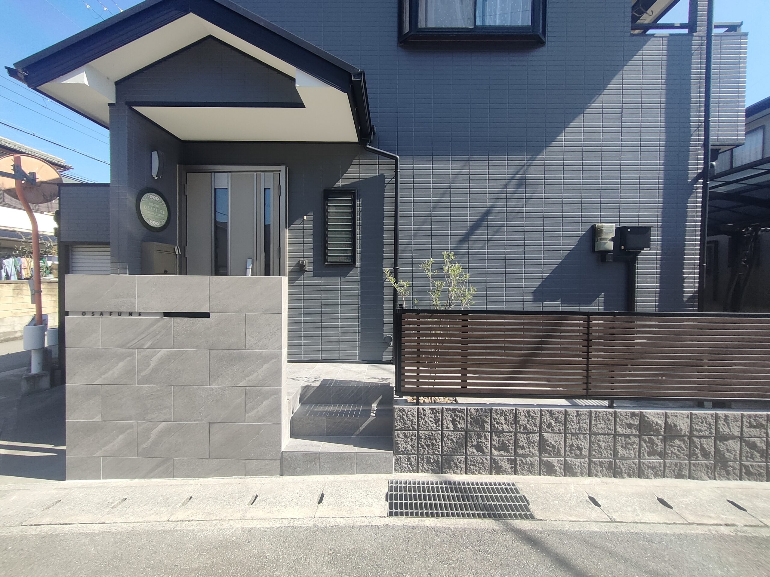 太子町リフォーム外構　タイルを使用したスタイリッシュな玄関回り