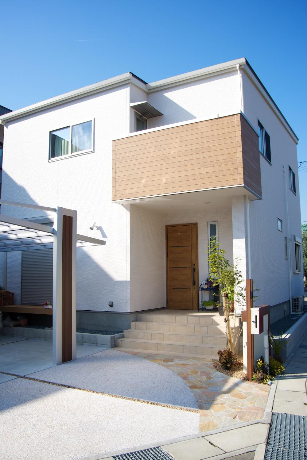 木目で建物と統一感のあるデザイン　姫路市F様邸3