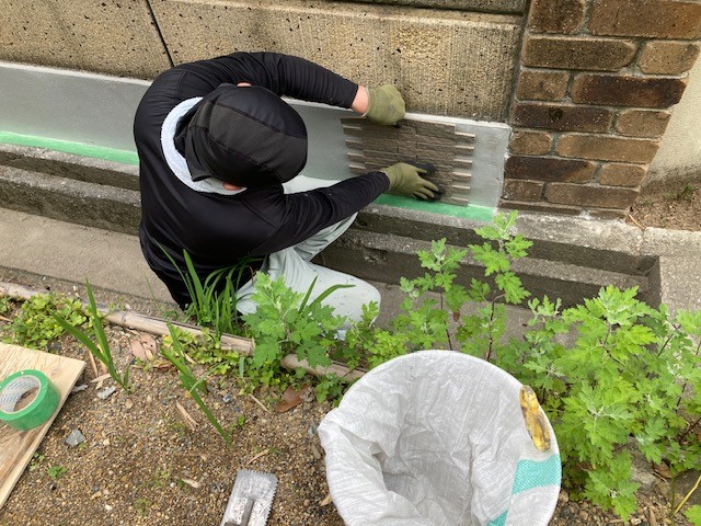 30年以上前の洗い出し幅木をタイルに張り替えリフォーム　太子外構