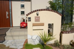 ダークレンガ笠木にアーチデザインエクステリア門柱 姫路市の外構 エクステリア エクステージ ダークレンガ笠木にアーチデザインエクステリア門柱 姫路市の外構 エクステリア エクステージ