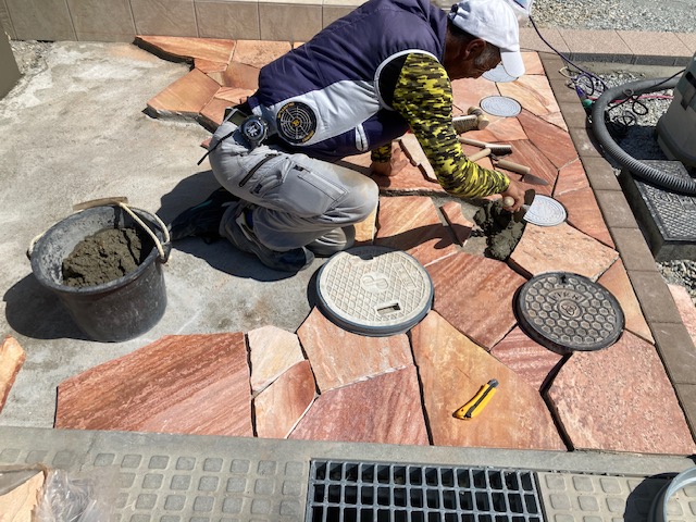 自然石乱形アプローチ　姫路新築外構