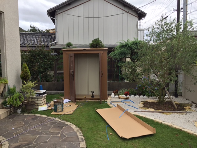 カンナ物置組立て1