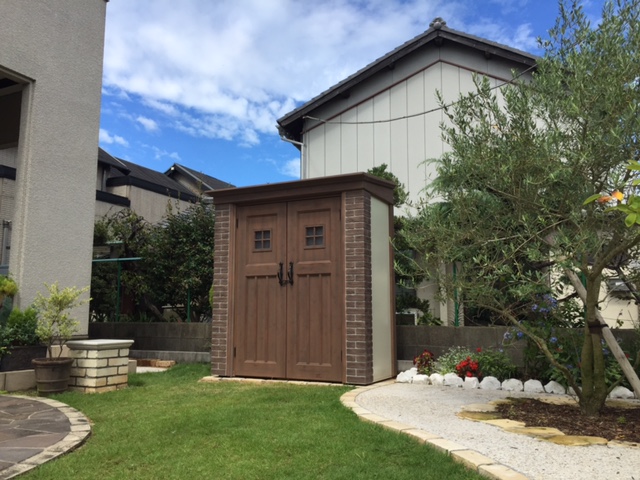 カンナ物置組完成1