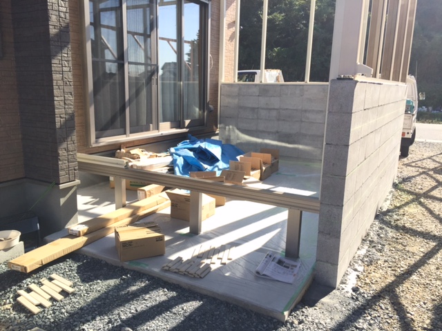 姫路市K様邸ココマガーデンルームL字腰壁　タイル工事1