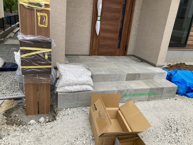 新築外構　土間準備　オリジナルアルミ門柱