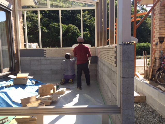 姫路市K様邸ココマガーデンルームL字腰壁　タイル工事2