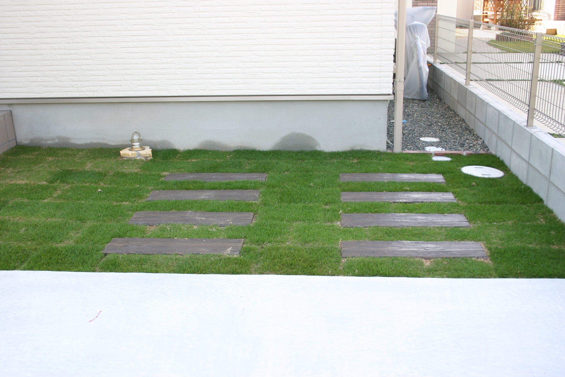 コンクリート製枕木＋芝生のガレージスペース