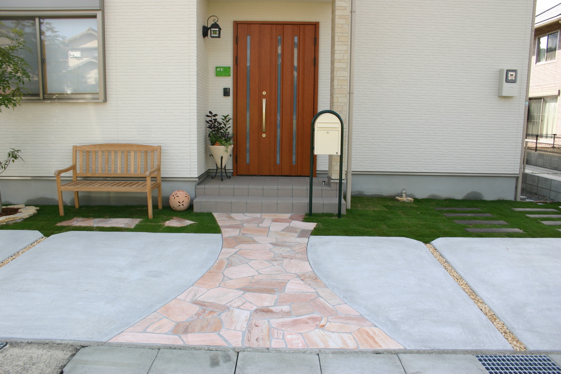 相生市エクステリアポイント　シンメトリーの自然石アプローチ