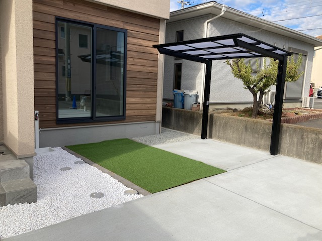 新築外構 人工芝と白玉ジャリ