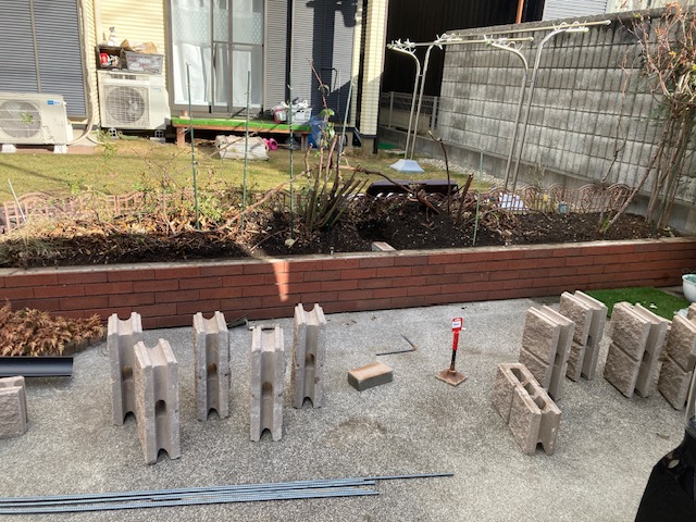 腐ったウッドフェンスを撤去してアルミフェンスに入れ替え