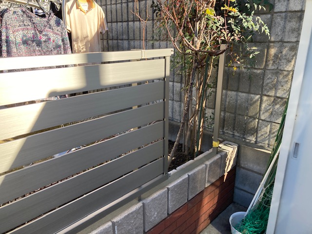 腐食したフェンスをアルミフェンスに入れ替えリフォーム