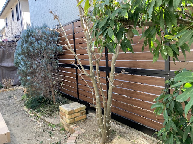 リクシル多段柱の庭の目隠しリフォーム