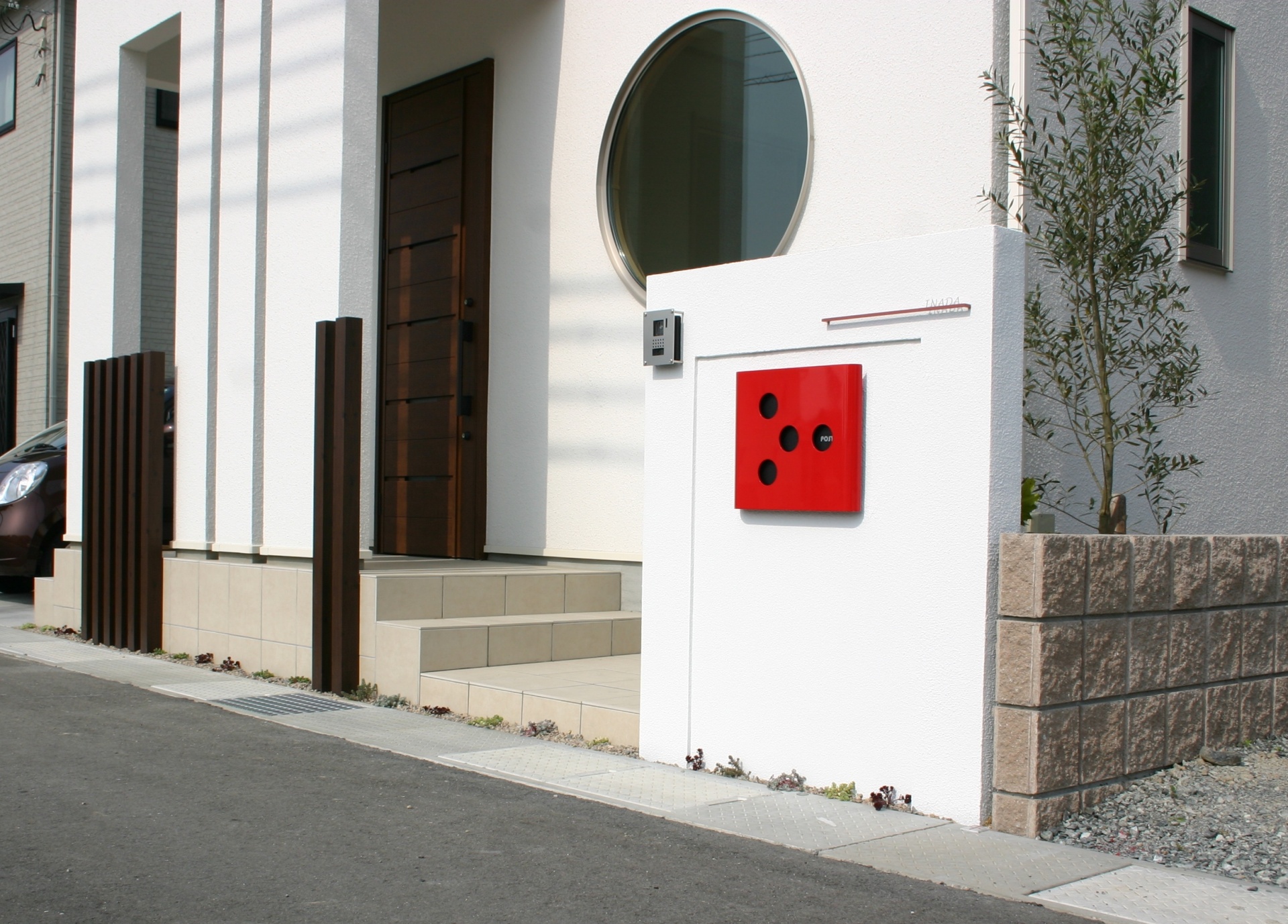 白壁に赤のデザインポストがアクセントに　姫路市I様邸