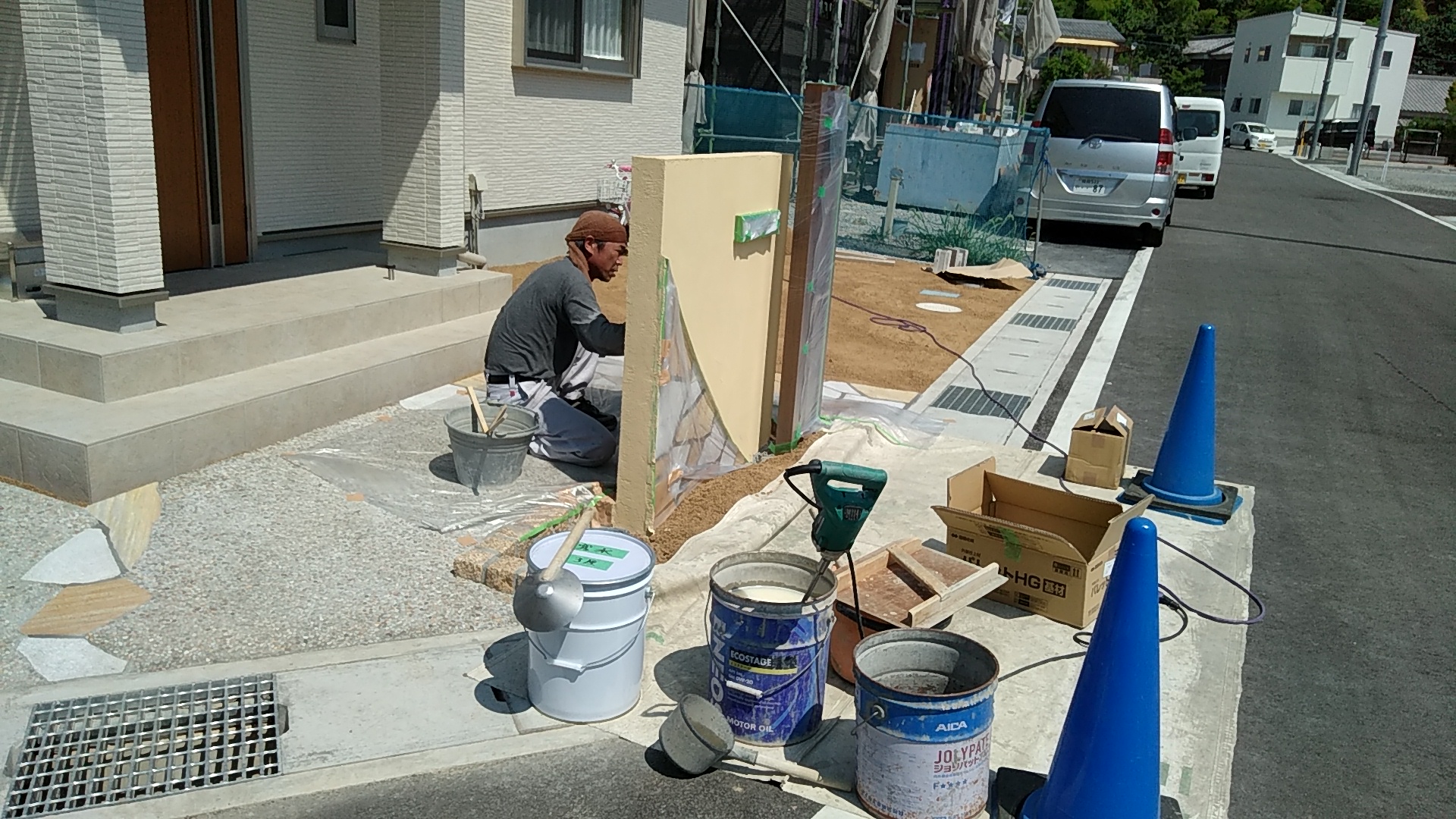 姫路自然石と塗り壁門柱　アルミウッド角柱でインターホン高さをカバー エクステリア