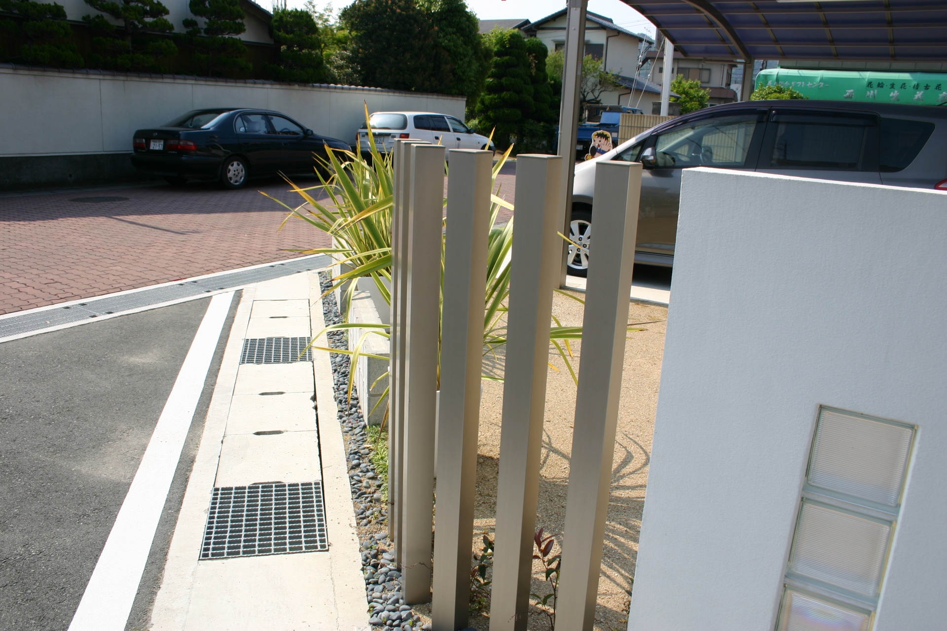 ステンレスカラーのアルミ角柱スリットデザインフェンス　　たつの市