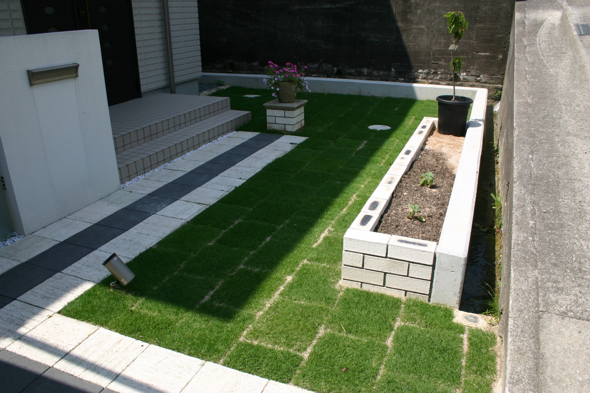 芝生とスクエアなアプローチデザイン