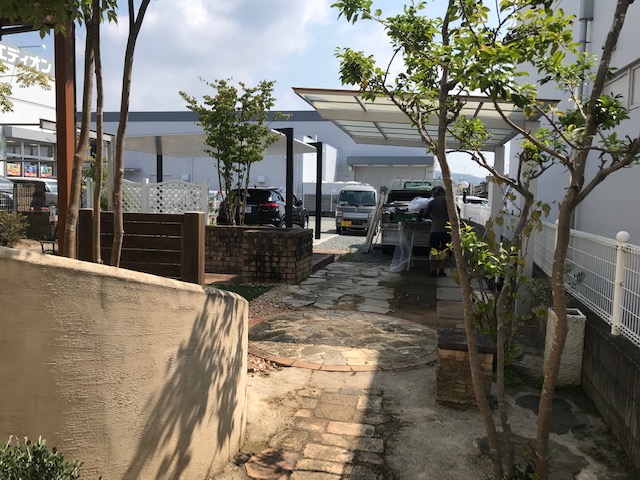 フェンス加工場　屋根付きできれいな作業　姫路エクステリア 屋さんブログ