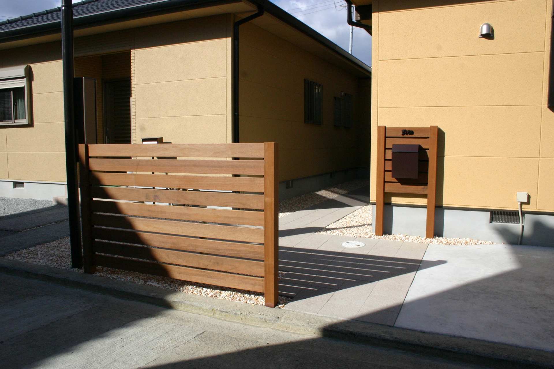 木製ウッドフェンスの玄関アプローチデザイン