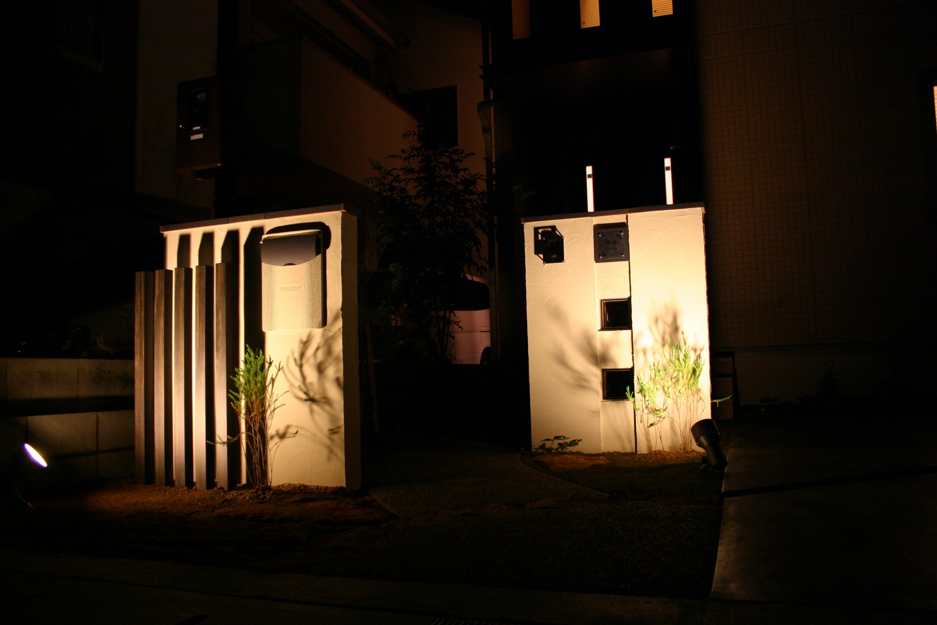 植物の影を門柱壁に照らす　姫路市T様邸