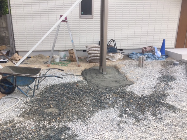 姫路市M様邸新築外構工事カーポート柱据付け