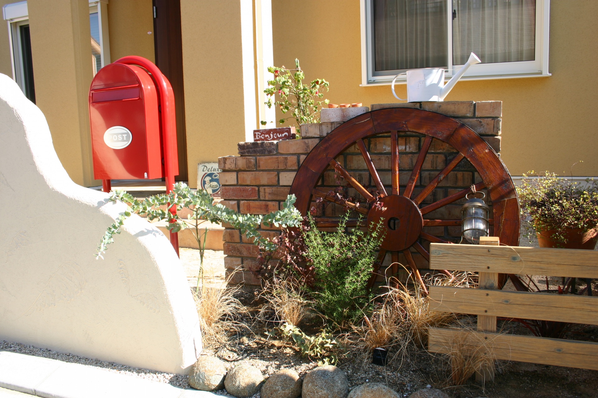 ガーデン木製車輪とボビポストのコラボエクステリア