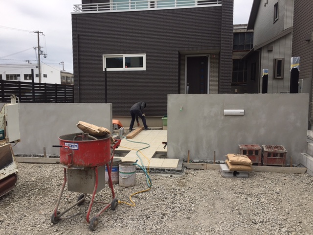 姫路市N様邸新築外構工事　門回り下地モルタル/平板敷き