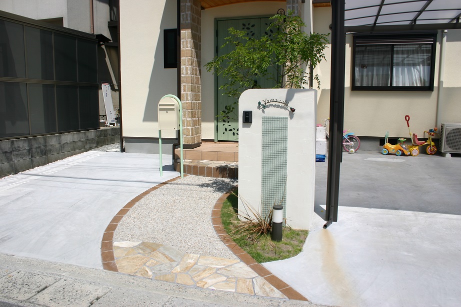 姫路新築外構 控え壁のある塗り壁門柱