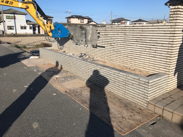 タイル塀を壊して車庫拡張工事　姫路市外構リフォーム