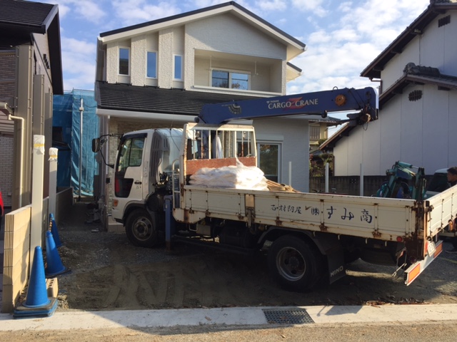 加古川市F様邸外構工事　自然石配達