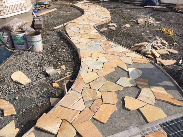 たつの市H様邸自然石乱張りアプローチ工事2