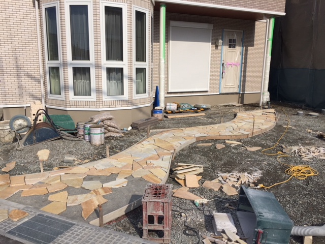 たつの市H様邸自然石乱張りアプローチ工事1