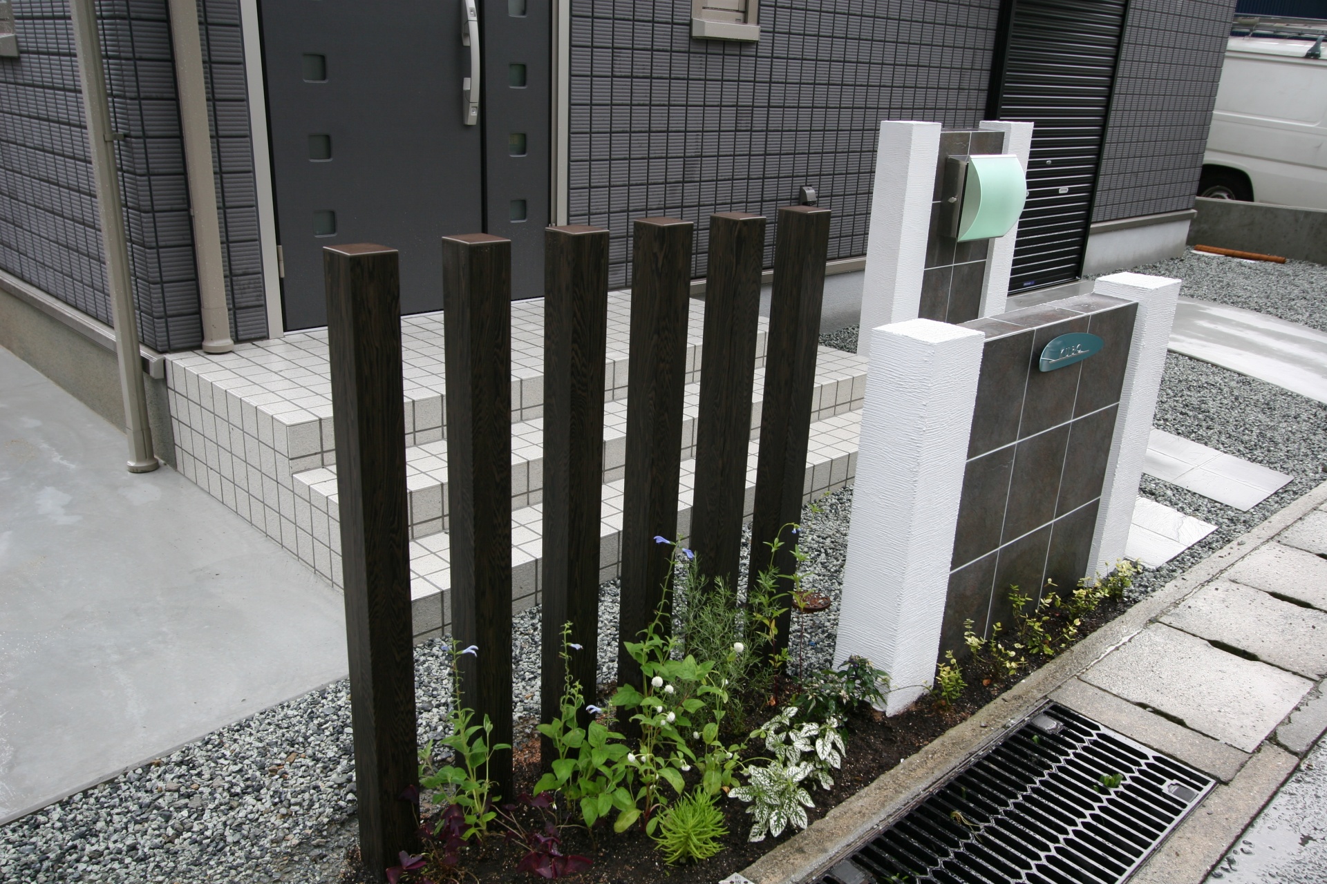 姫路市エクステリアポイントデザイン　ウッド角柱のスリットデザイン門柱