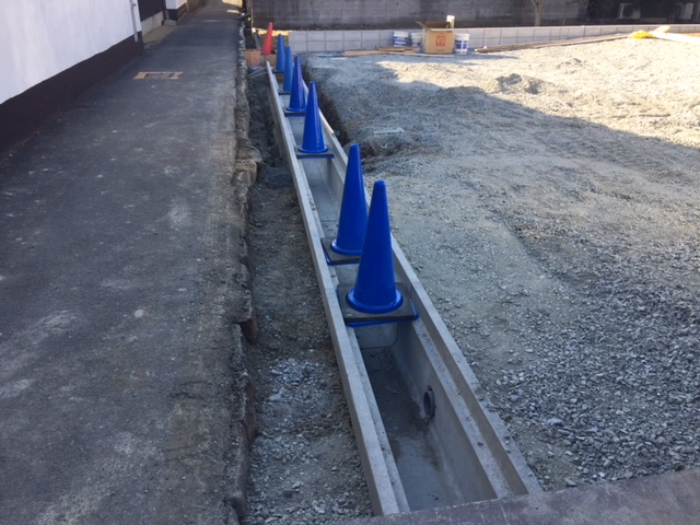 太子町Y様邸道路側溝やり替え工事施工中