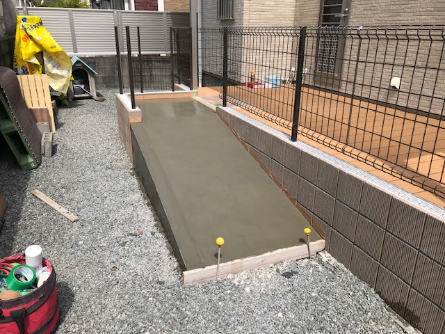 足の不自由なワンちゃんのためのウッドデッキスロープバリアフリーリフォーム工事