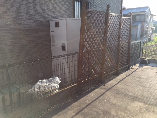 白のラインがアクセントにアルファウッドフェンス　相生市K様邸施工前2