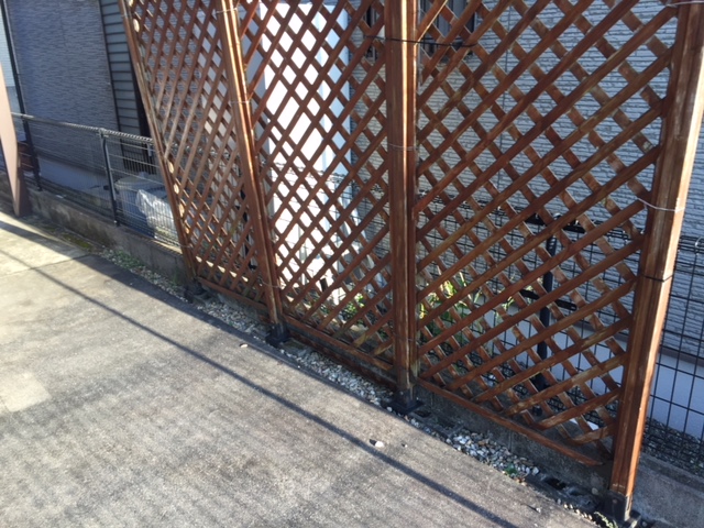 白のラインがアクセントにアルファウッドフェンス　相生市K様邸施工前