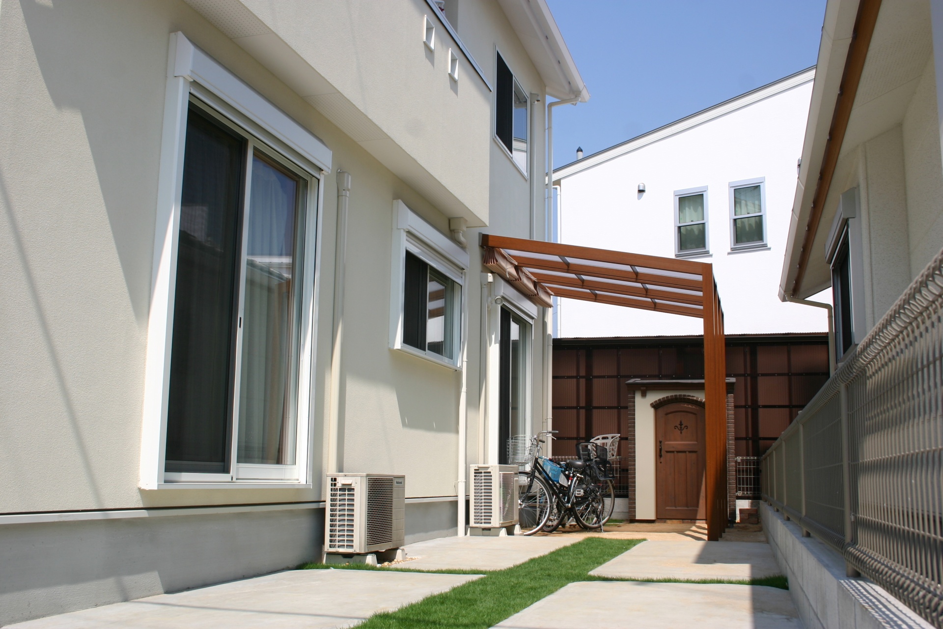 おしゃれ物置とココマのあるお庭 おしゃれ物置とココマのあるお庭