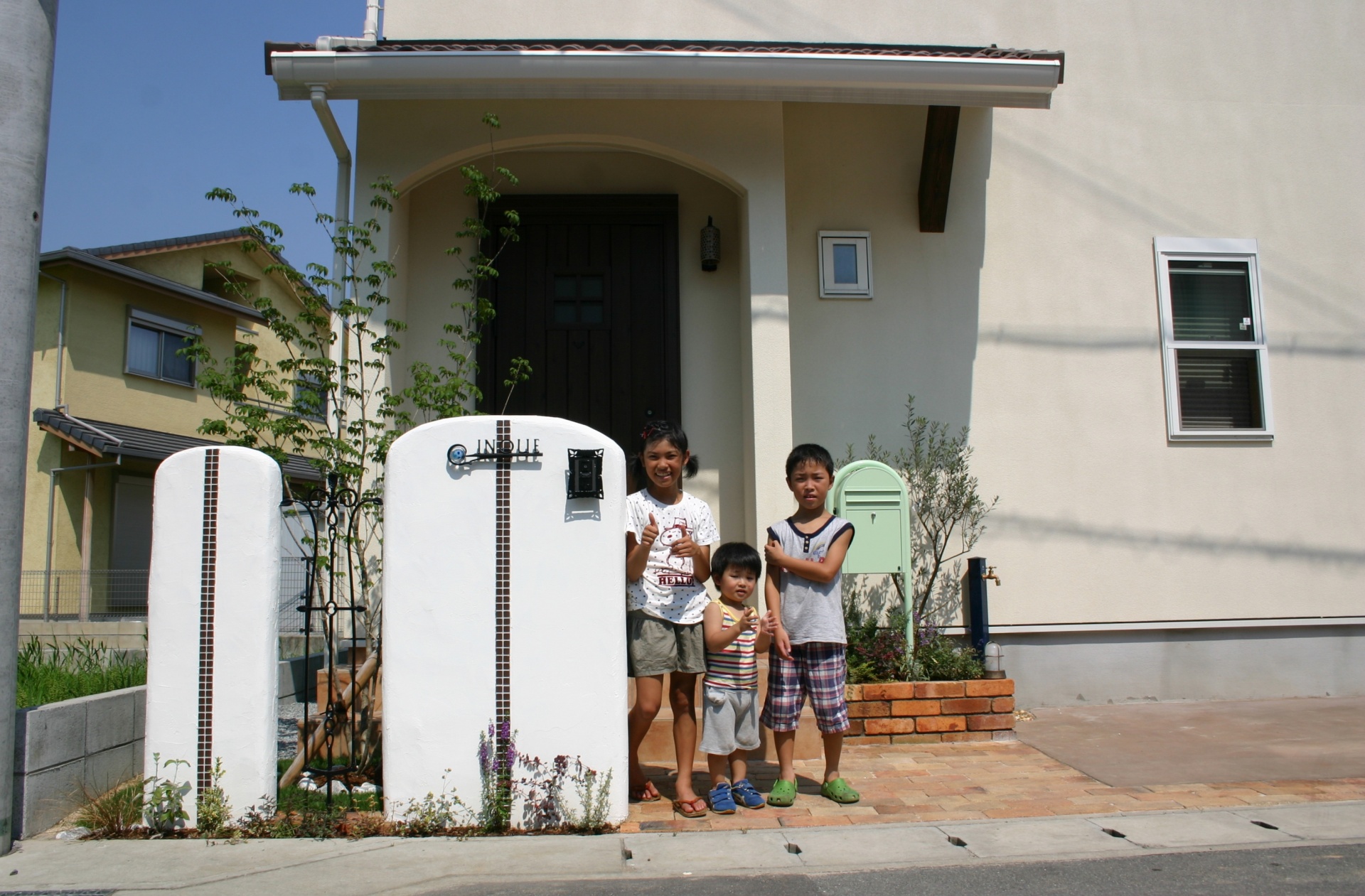 姫路市I様邸 門柱前で記念撮影 姫路市I様邸 門柱前で記念撮影