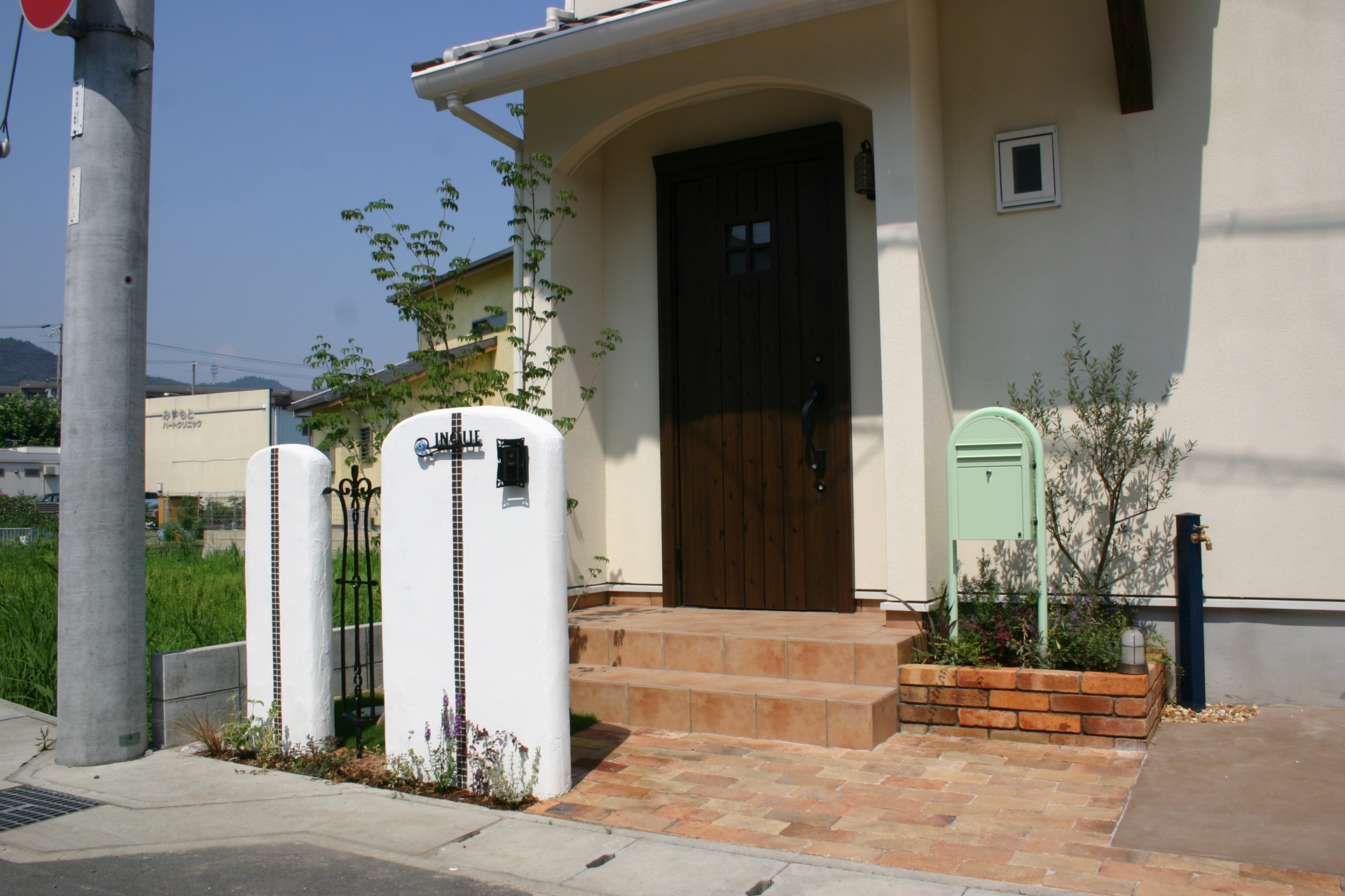 建物と調和のとれた門周りデザイン 建物と調和のとれた門周りデザイン