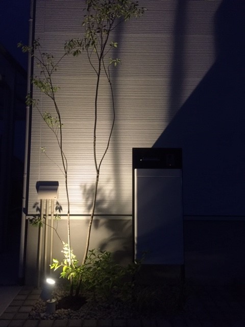 雑木の陰影が美しい玄関周り　太子町K様邸ライトアップ1