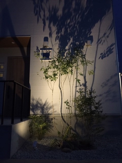 雑木の陰影が美しい玄関周り　太子町K様邸ライトアップ2