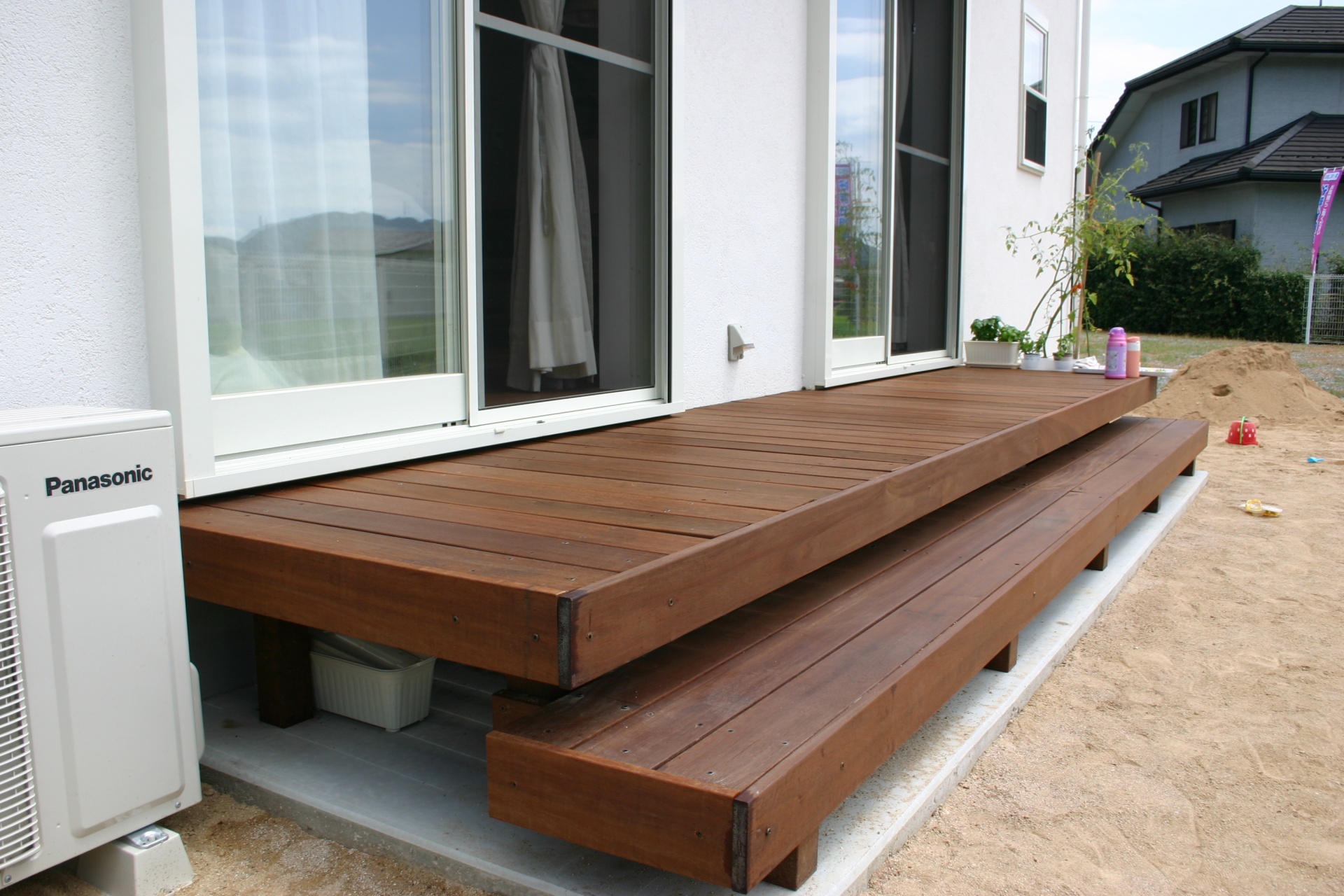 リビング/ダイニングから繋がる天然木デッキ リビング/ダイニングから繋がる天然木デッキ