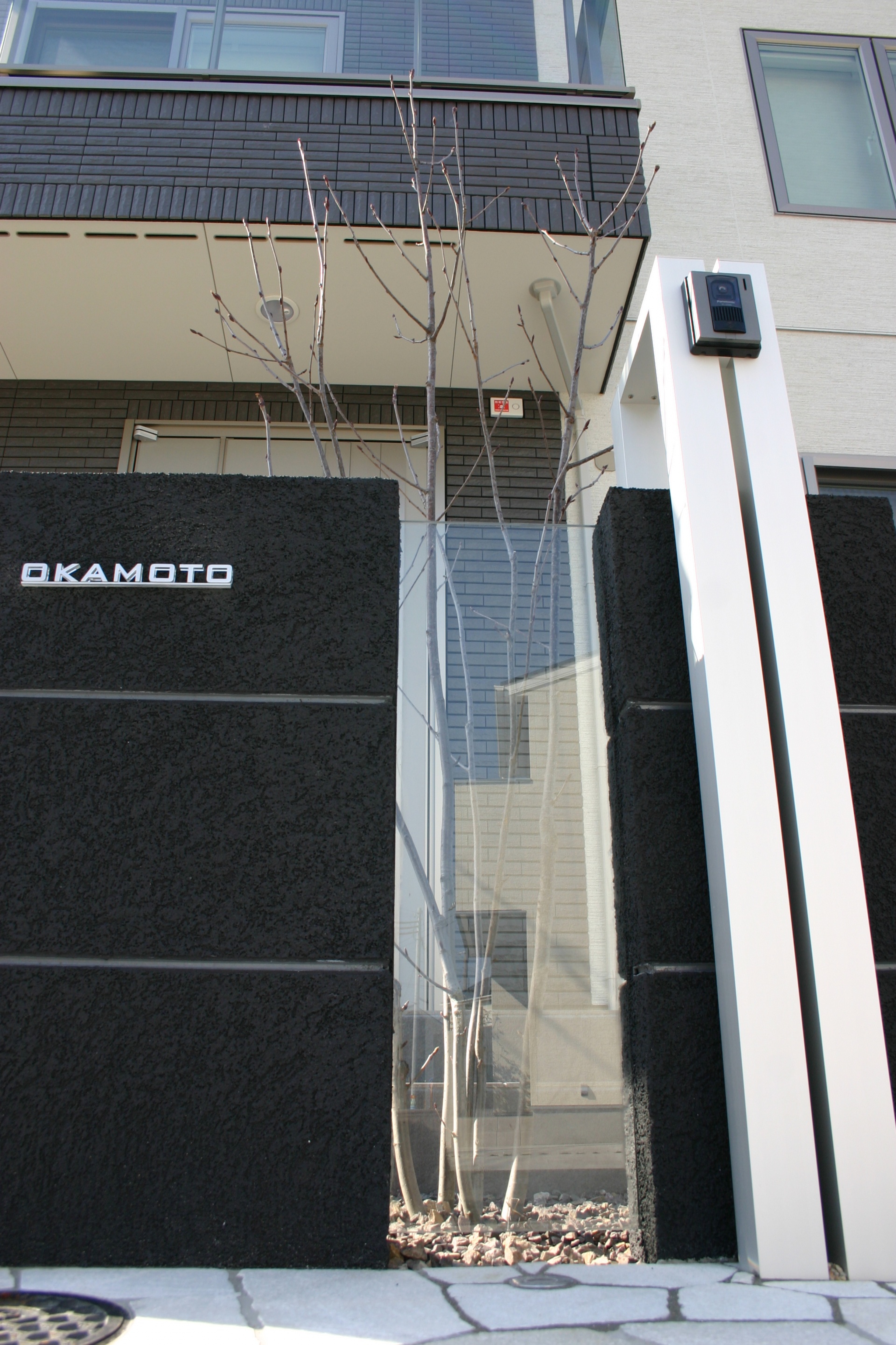 黒壁とガラスの組合わせの門柱デザイン 姫路市O様邸 黒壁とガラスの組合わせの門柱デザイン 姫路市O様邸