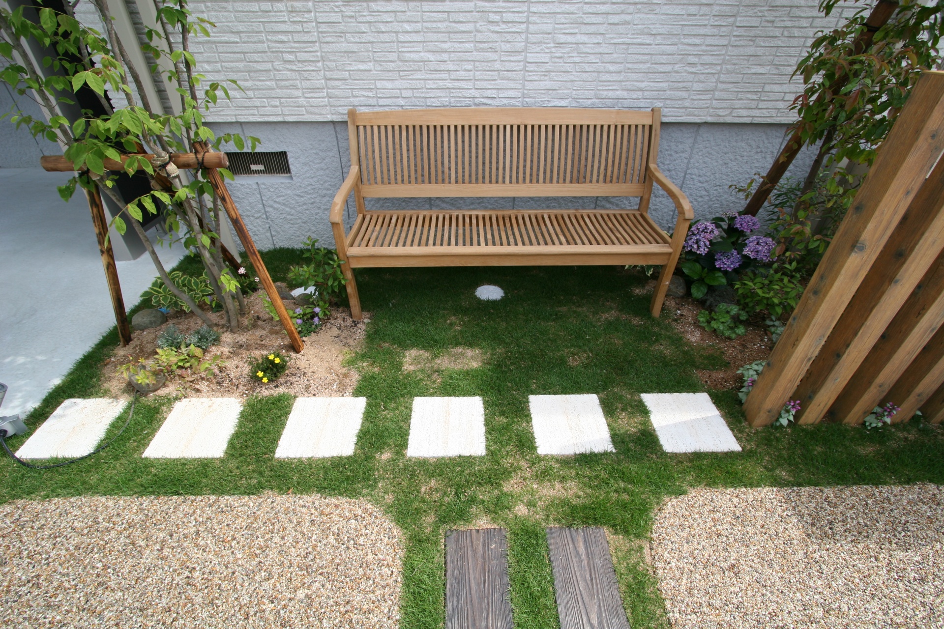 芝生とおしゃれなウッドベンチ